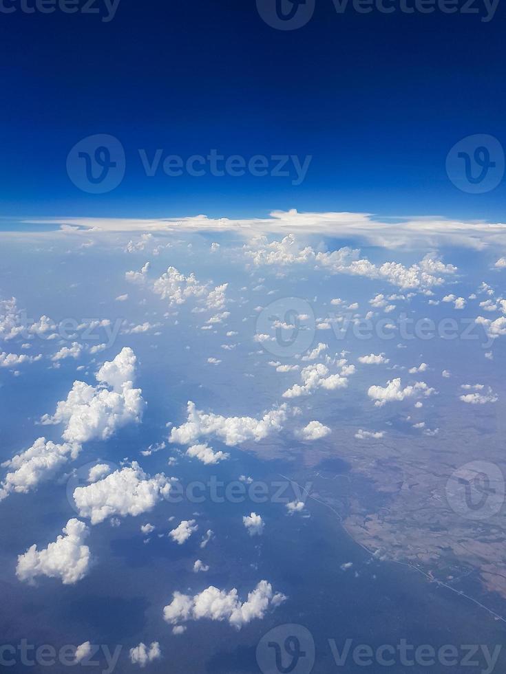 fliegen über den wolken über die landschaft von thailand. foto