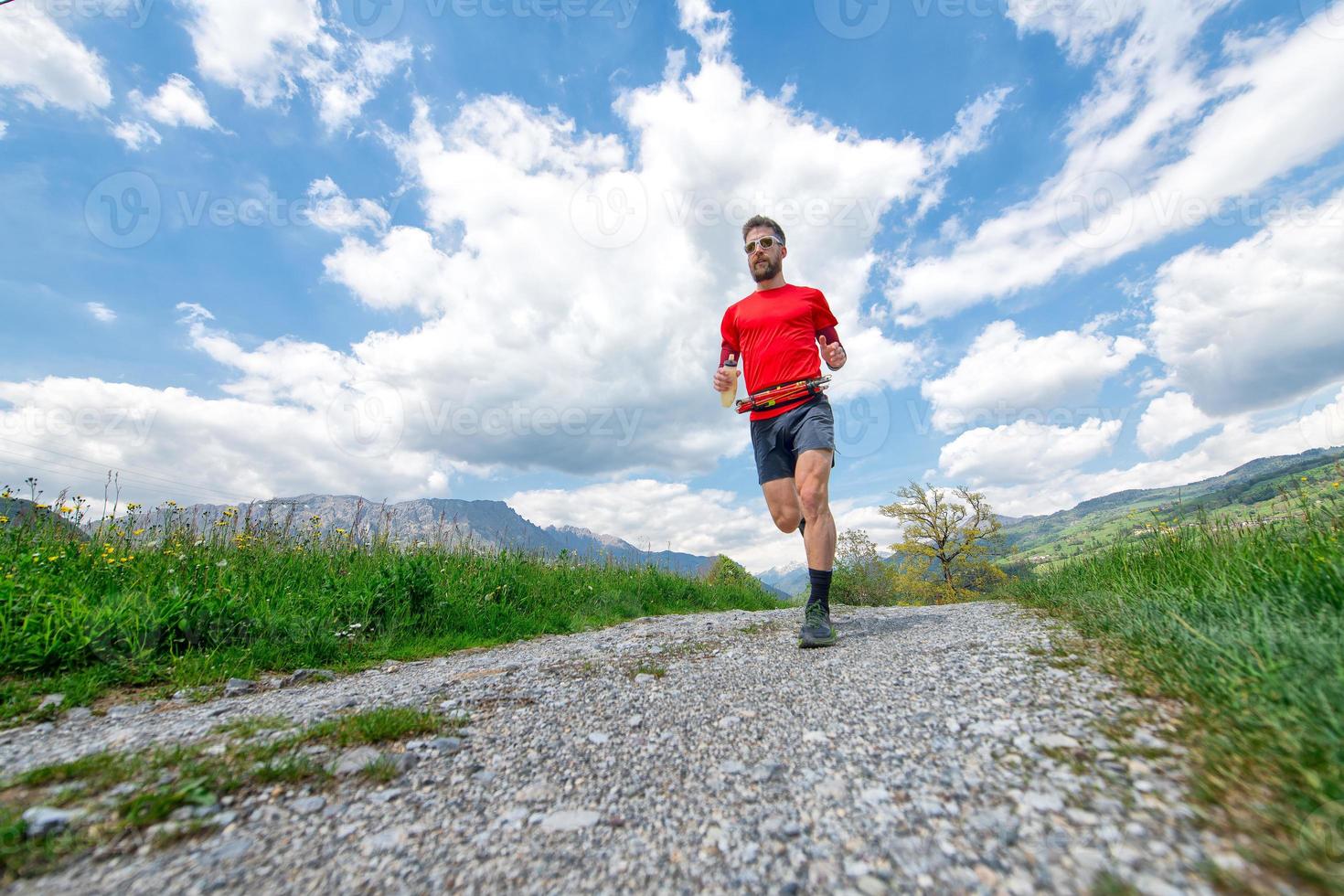 Training eines Bergmarathonläufers auf Landstraße foto