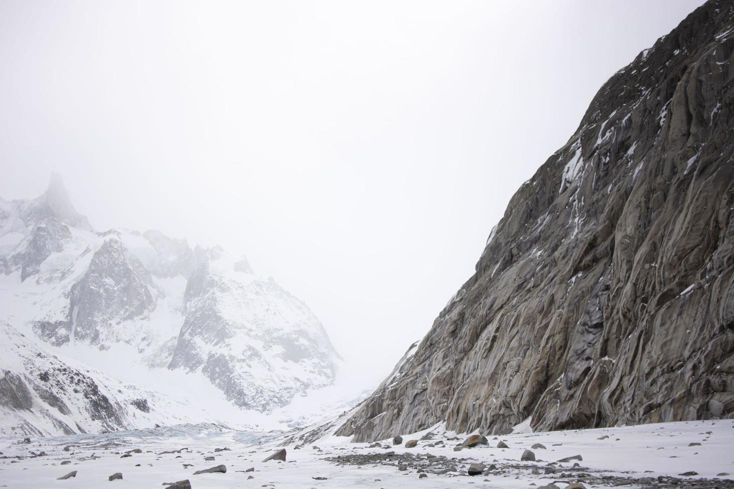 der mont blanc, wanderung auf dem zugefrorenen meer foto