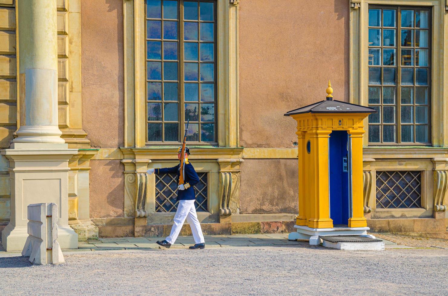 schweden, stockholm, 29. mai 2018 soldat der ehrengarde ist im dienst und standposten in der nähe des zentralen eingangs des schwedischen königspalastes foto