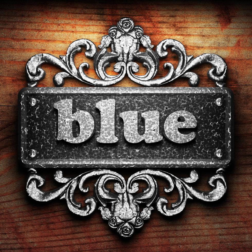 blaues Wort aus Eisen auf Holzhintergrund foto
