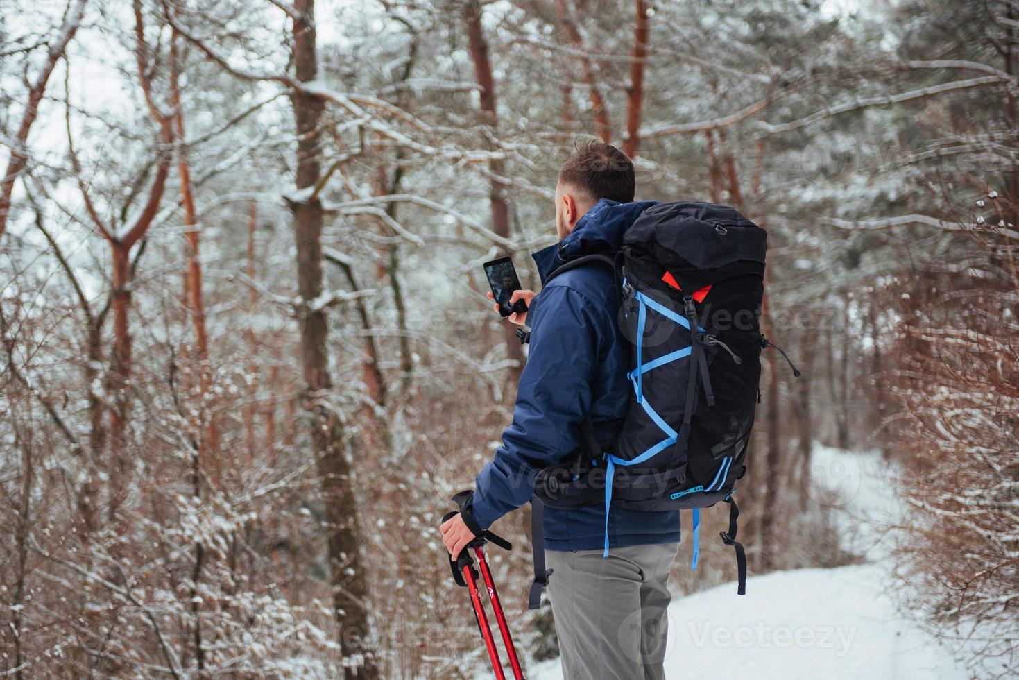 mann reisender mit rucksack wandern reise lifestyle abenteuer konzept aktivurlaub im freien. schöne Waldlandschaft foto