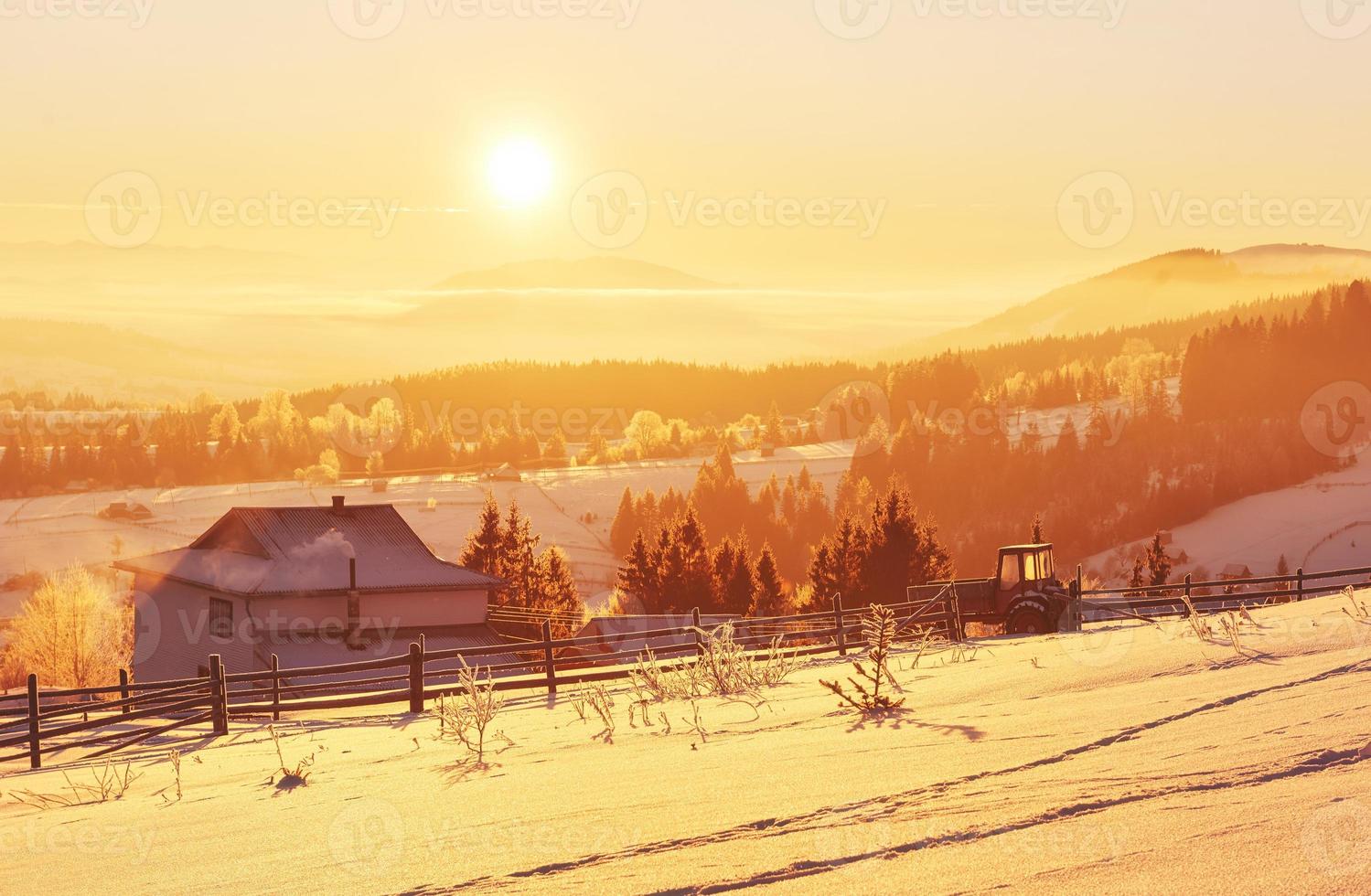 Die geheimnisvolle Winterlandschaft ist majestätische Berge im Winter. fantastischer Sonnenuntergang. Aufnahmehäuser im Schnee. Foto Postkarte mit freundlicher Genehmigung. Karpaten