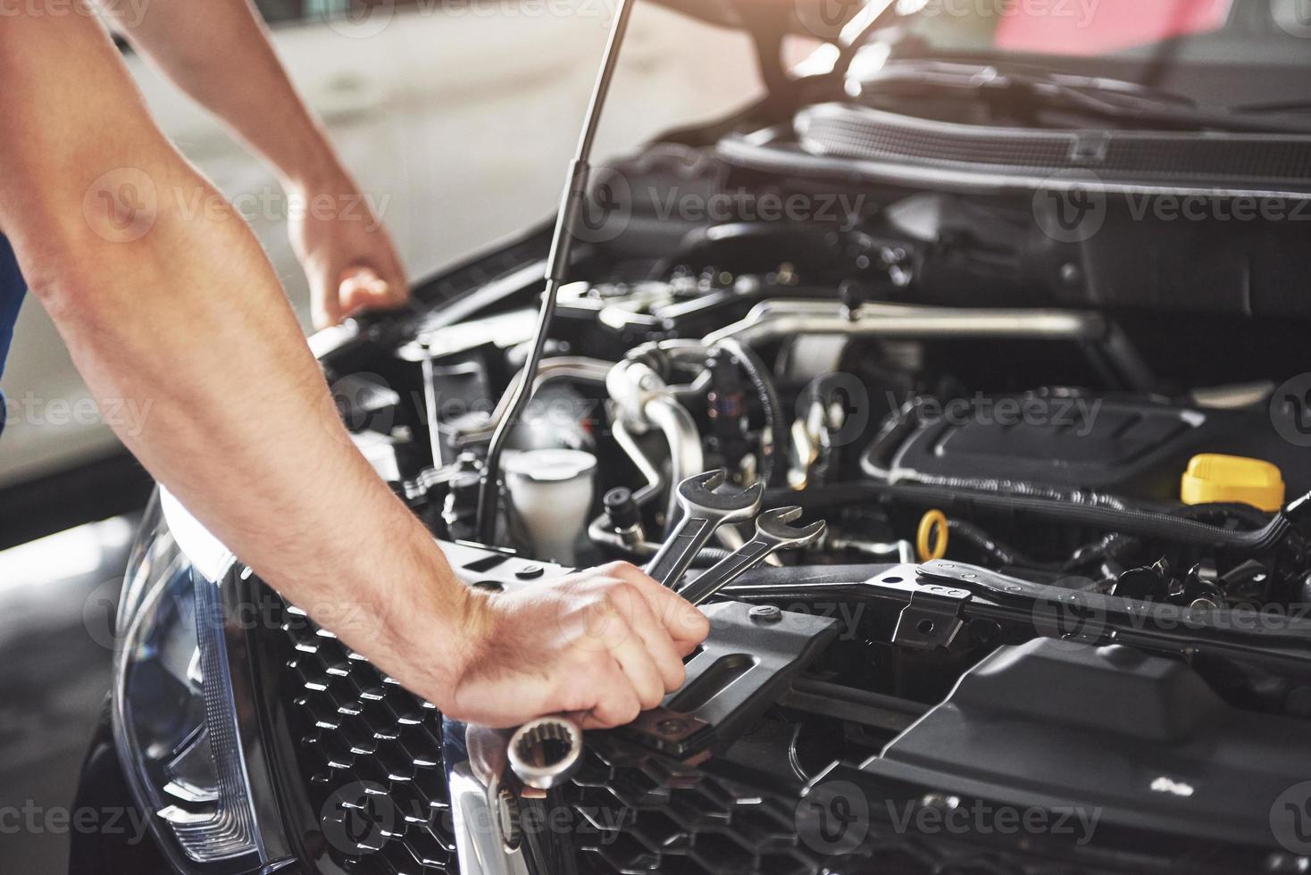 Automechaniker arbeitet in der Garage. Reparaturdienst foto