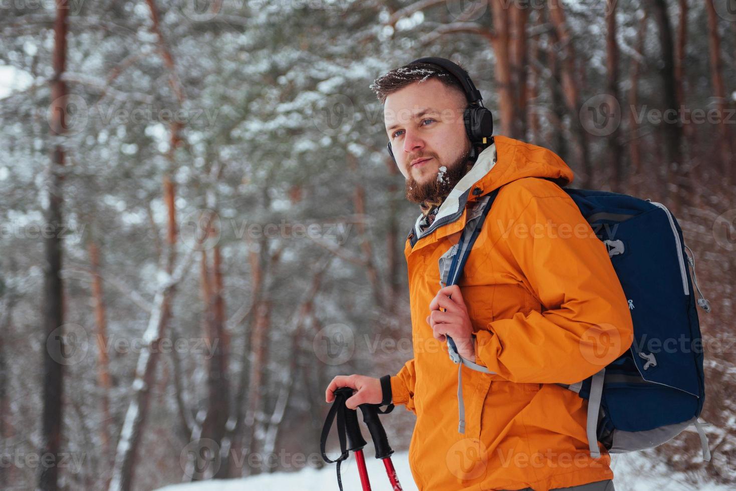 mann reisender mit rucksack wandern reise lifestyle abenteuer konzept aktivurlaub im freien. schöne Waldlandschaft foto