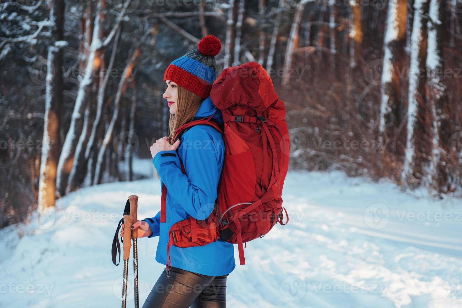 Frau Reisende mit Rucksack Wandern Reisen Lifestyle Abenteuer Konzept Aktivurlaub im Freien. schöne Waldlandschaft foto