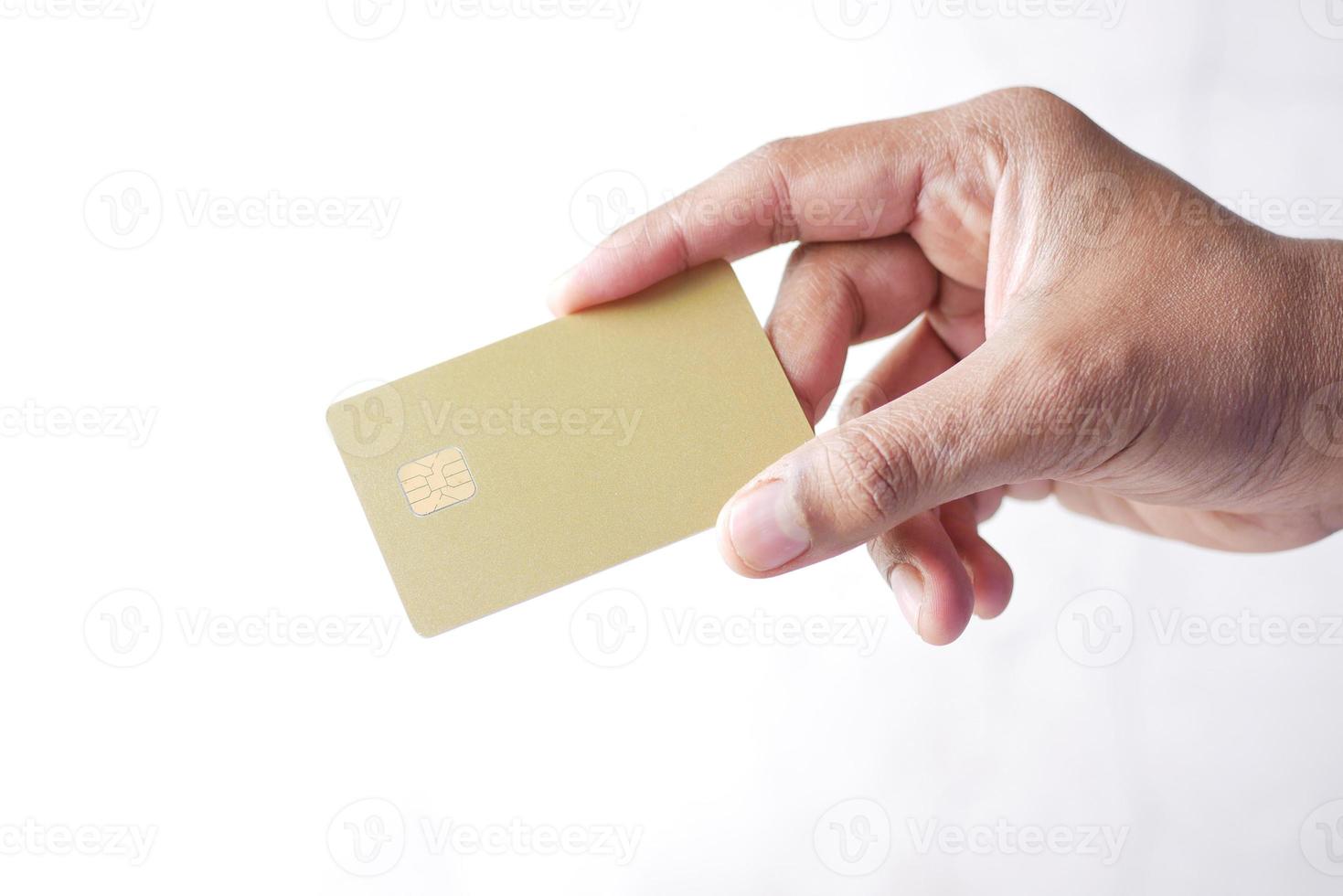 Nahaufnahme einer Person, die eine Kreditkarte hält? foto
