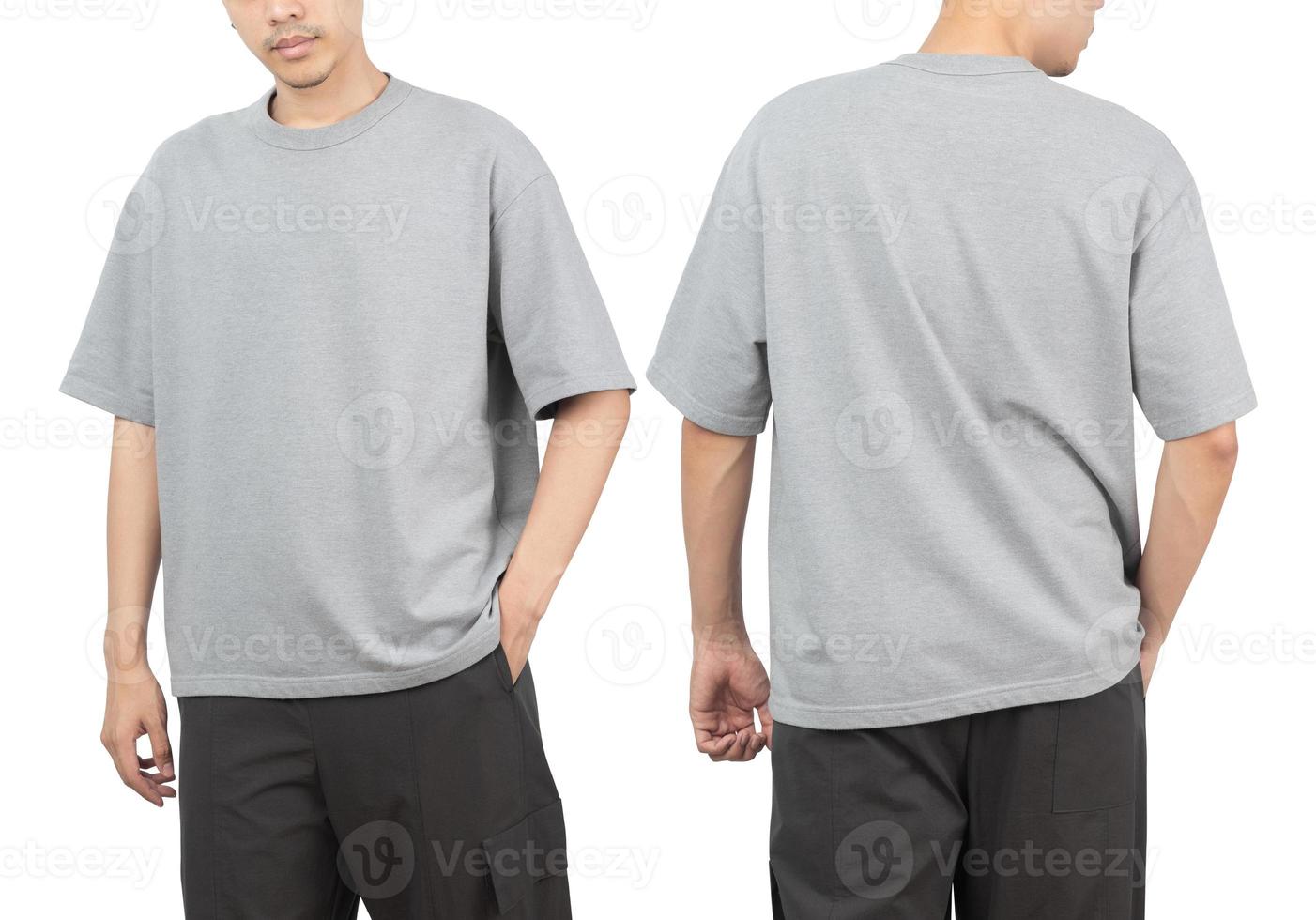 junger Mann im grauen übergroßen T-Shirt Mockup vorne und hinten als Designvorlage verwendet, isoliert auf weißem Hintergrund mit Beschneidungspfad foto