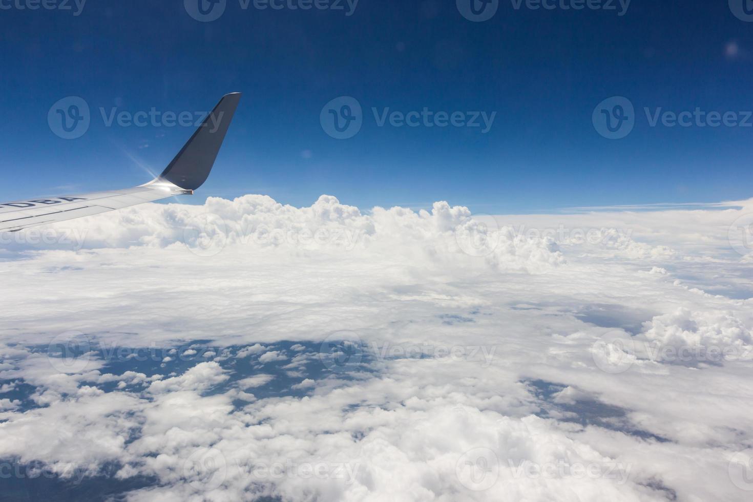 blauer Himmel mit Wolken im Flugzeug foto
