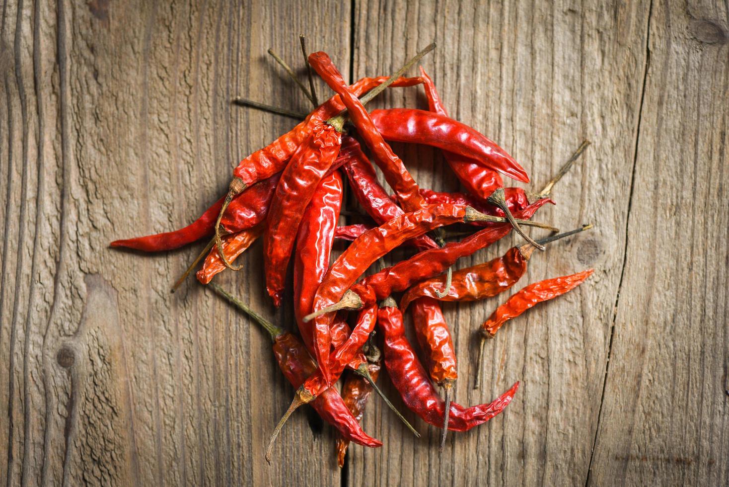 getrockneter Chili auf Holzhintergrund - roter getrockneter Chili-Pfeffer Cayenne-Feind gekochte asiatische scharfe Speisen foto