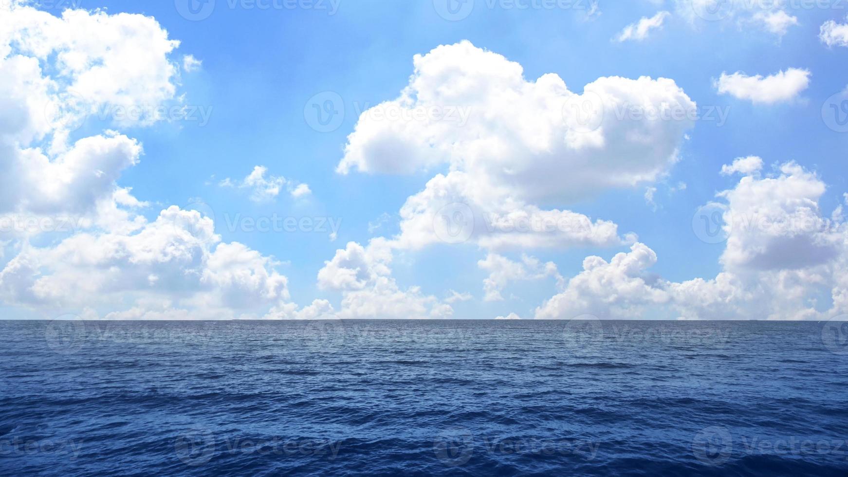 der blaue ozean- und himmelhintergrund. foto