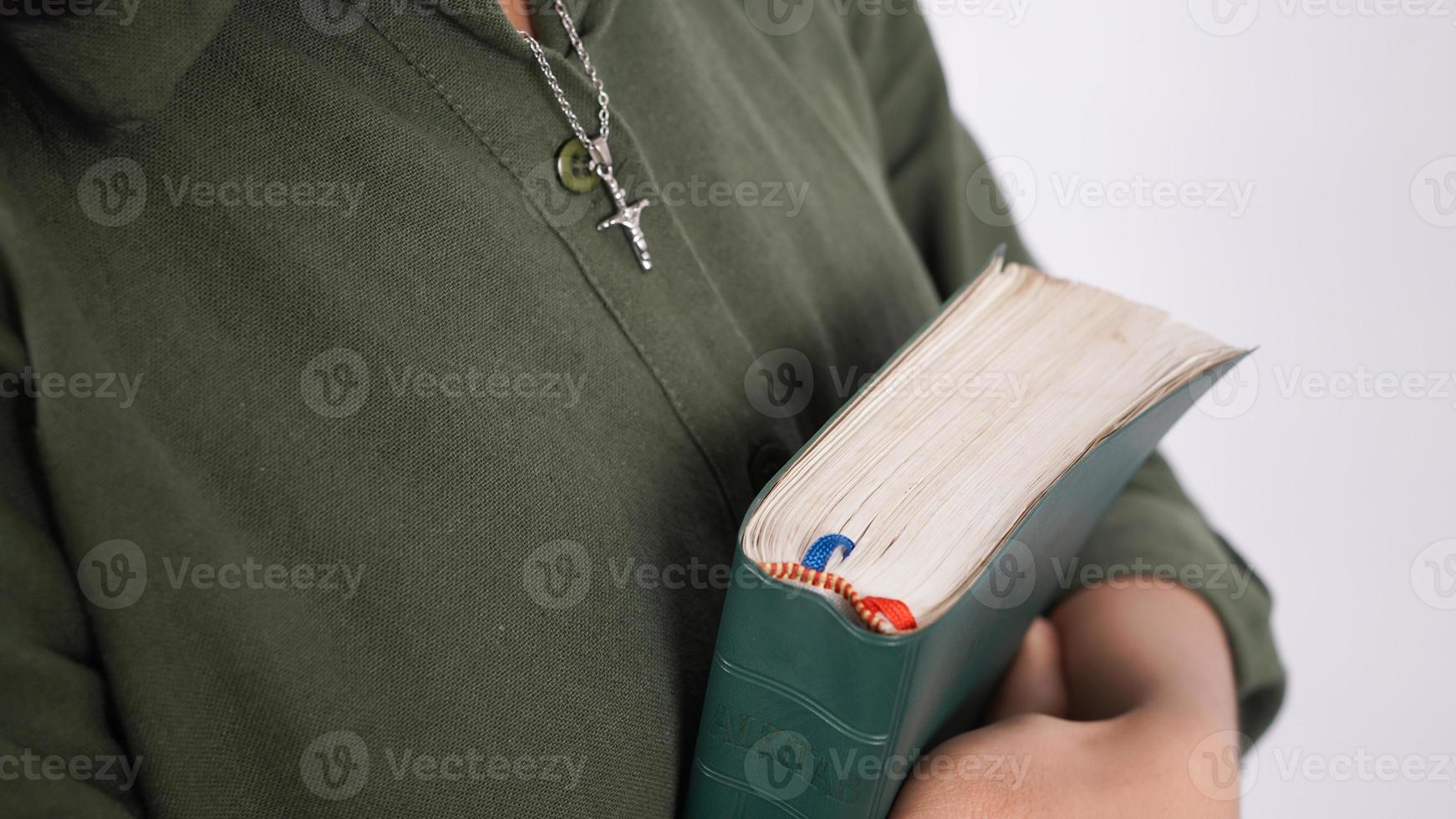 christliche frauen halten die heiligen schriften isoliert auf weißem hintergrund foto