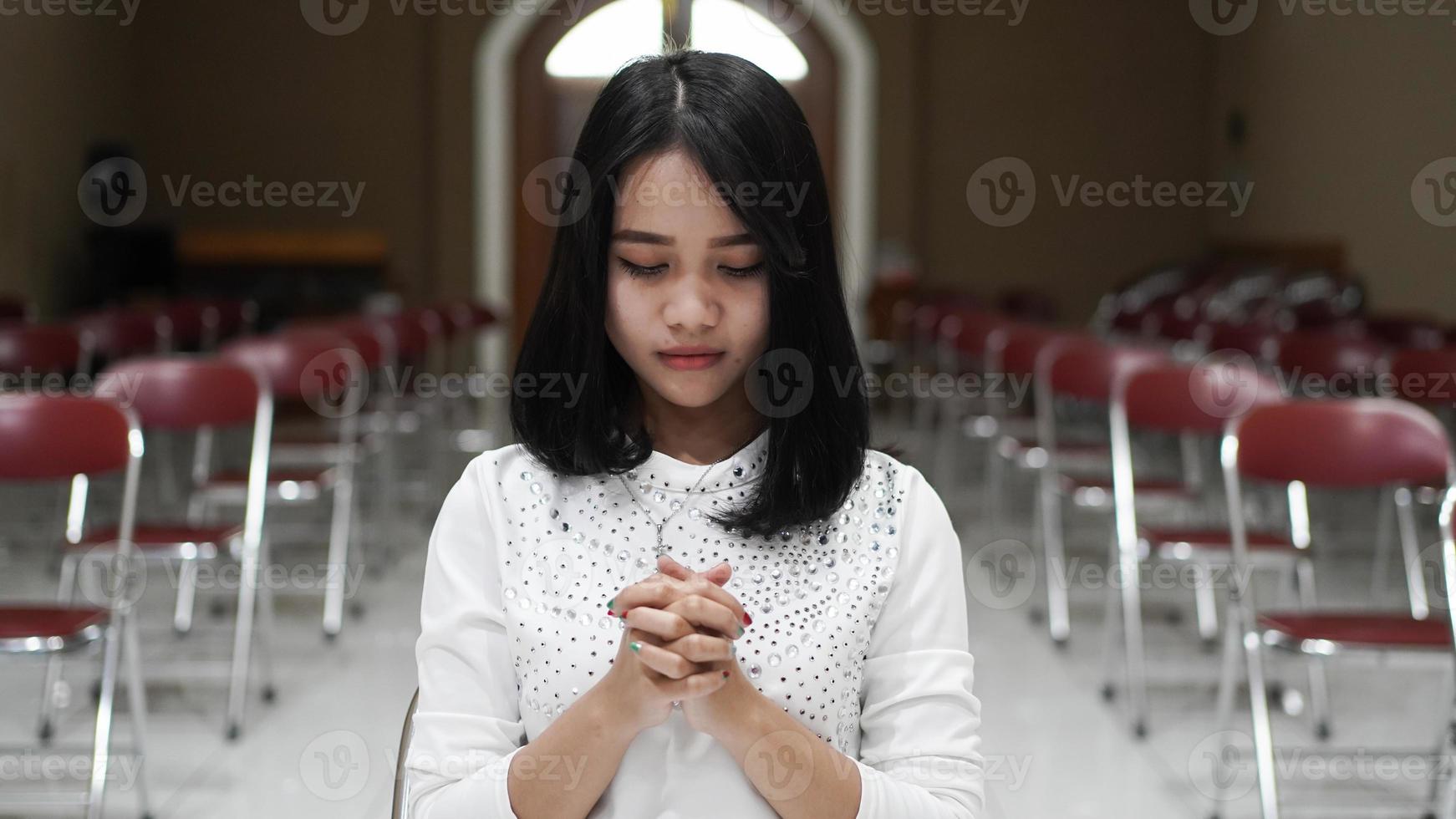 eine Christin, die demütig in der Kirche betet foto