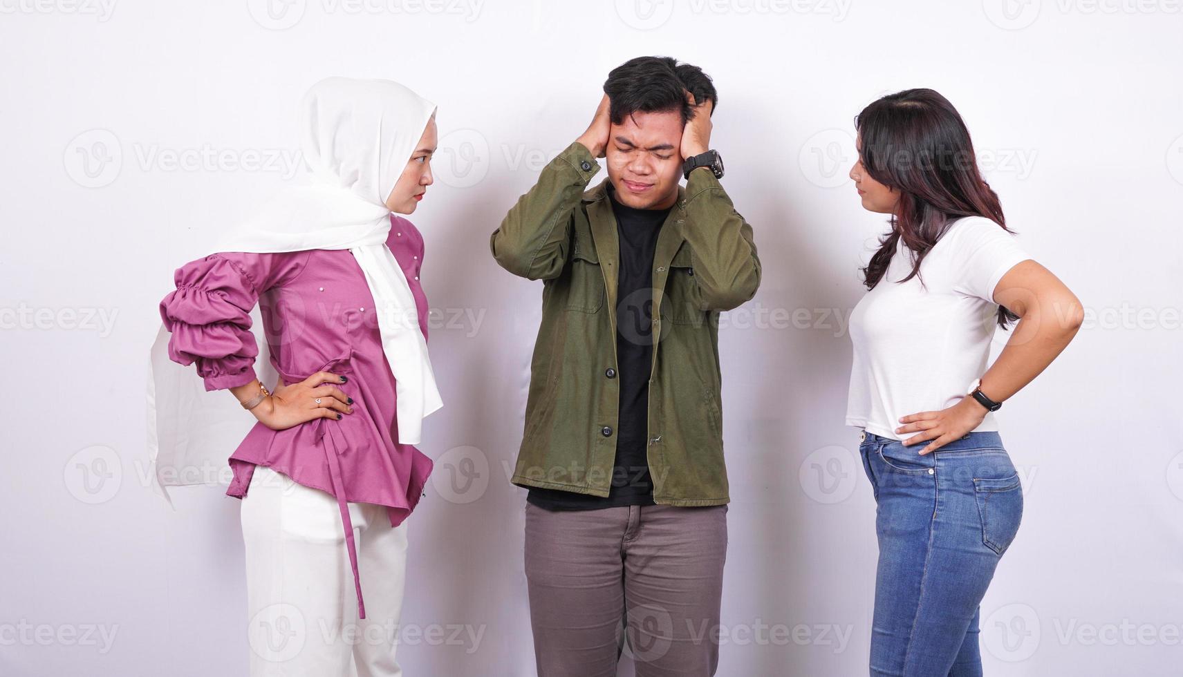 Zwei Frauen und ein Mann sind wütend isolierter weißer Hintergrund foto