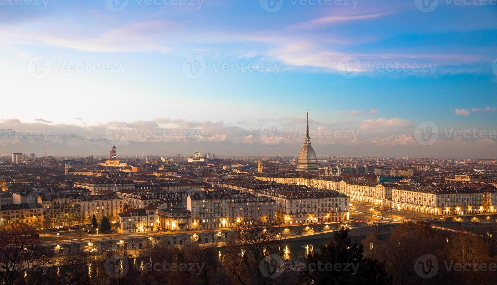 Turin, Italien. Panorama vom Monte dei Cappuccini - Cappuccini-Hügel - bei Sonnenuntergang mit Alpenbergen und Mole Antonelliana foto