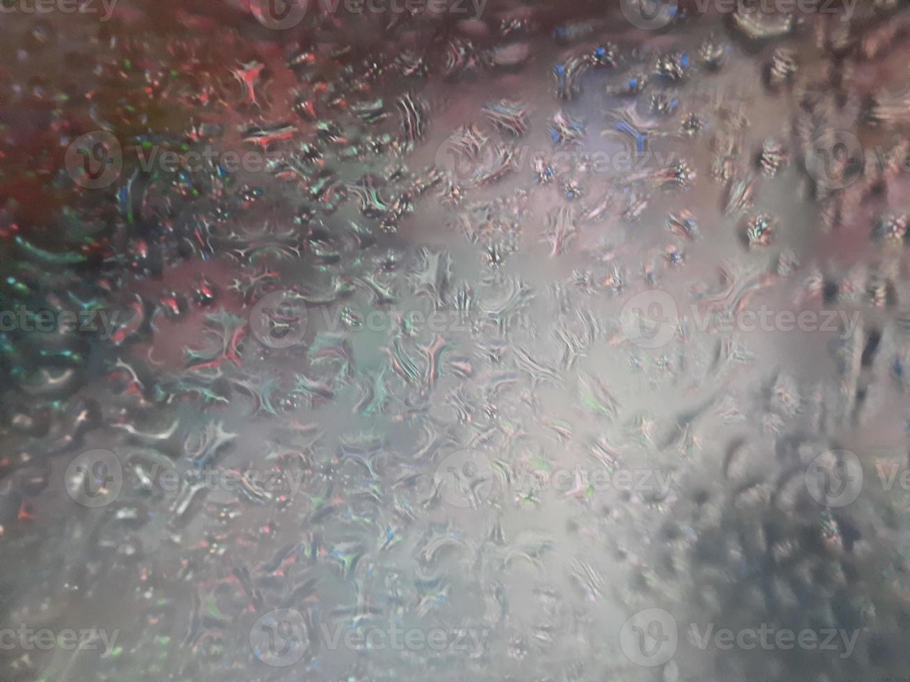 Wassertropfen auf Fenster mit unscharfem Hintergrund foto