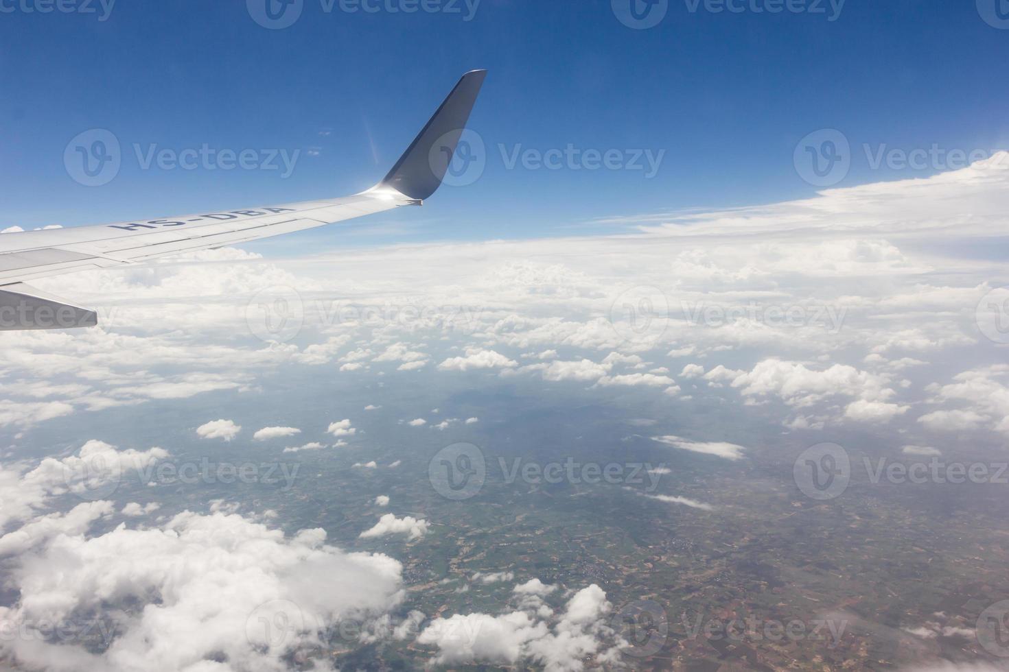 blauer Himmel mit Wolken im Flugzeug foto