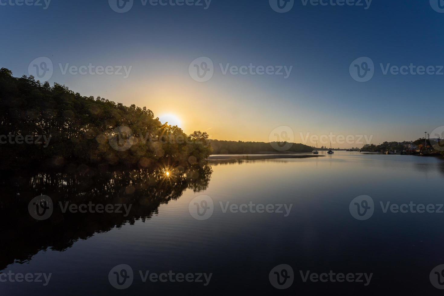 Blick auf den Fluss, Mangrovenwald mit Flair am Morgen am Fluss Krabi, Krabi, Thailand. foto