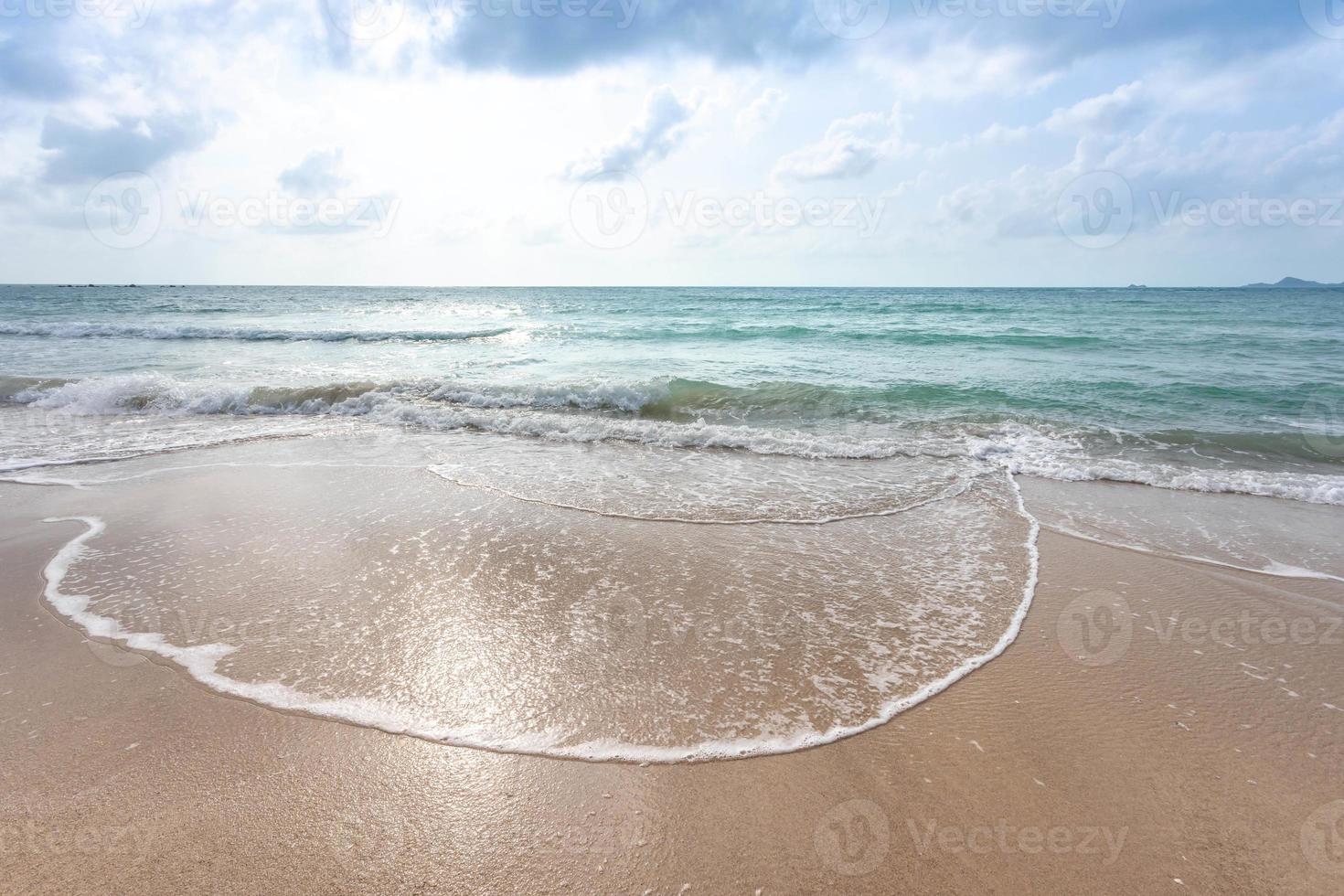 Meerblick vom tropischen Strand mit sonnigem Himmel. sommerparadiesstrand der insel koh samui. tropisches Ufer. tropisches meer in thailand. exotischer sommerstrand mit wolken am horizont. foto