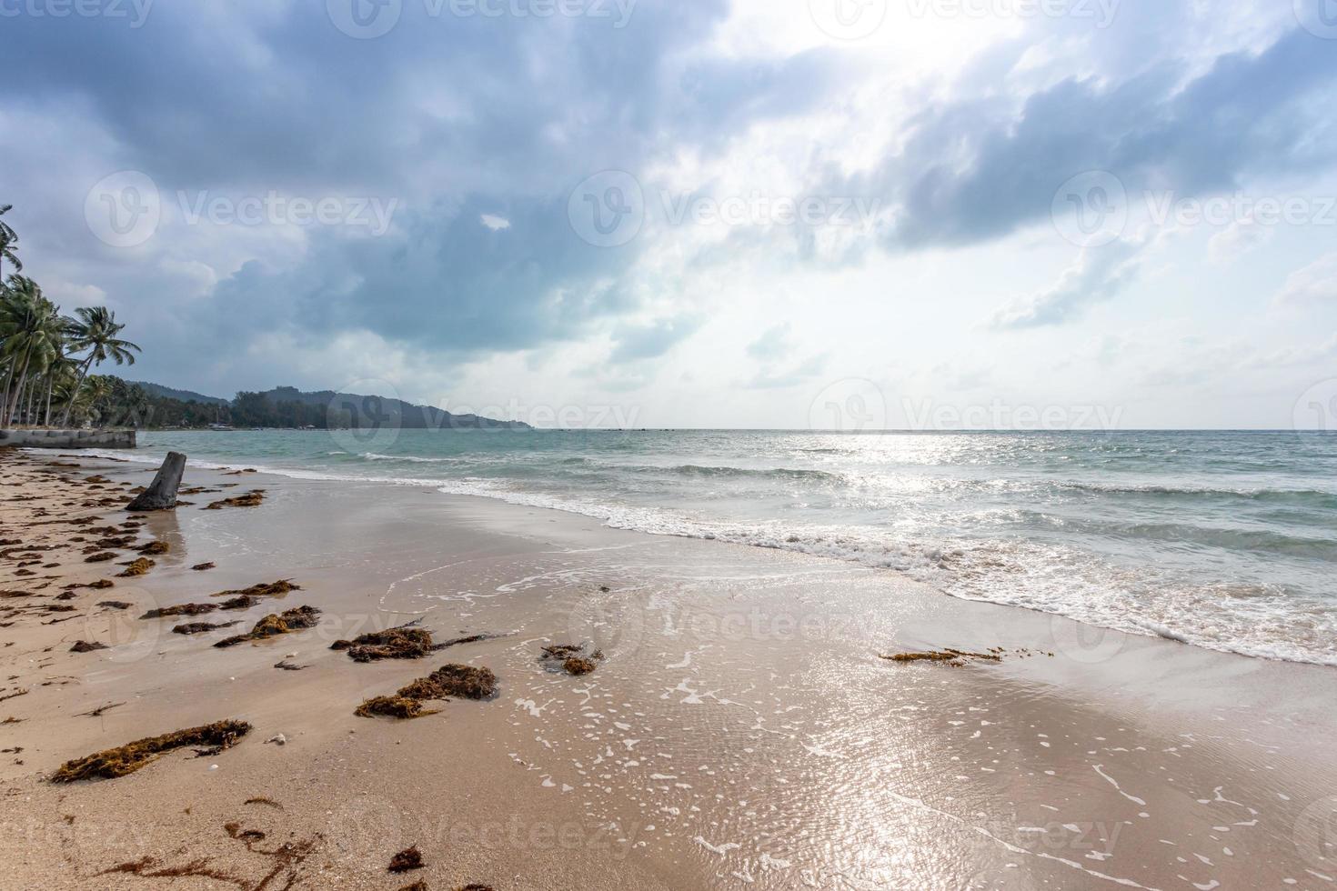 Meerblick vom tropischen Strand mit sonnigem Himmel. sommerparadiesstrand der insel koh samui. tropisches Ufer. tropisches meer in thailand. exotischer sommerstrand mit wolken am horizont. foto