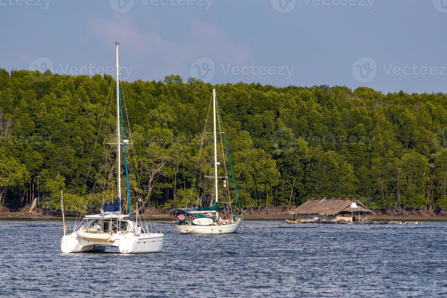 krabi, thailand - 22. januar 2020 - schöne natürliche aussicht auf segelboot, boote, pier, mangrovenwald und khao khanab nam berg am fluss krabi, krabi, thailand. foto