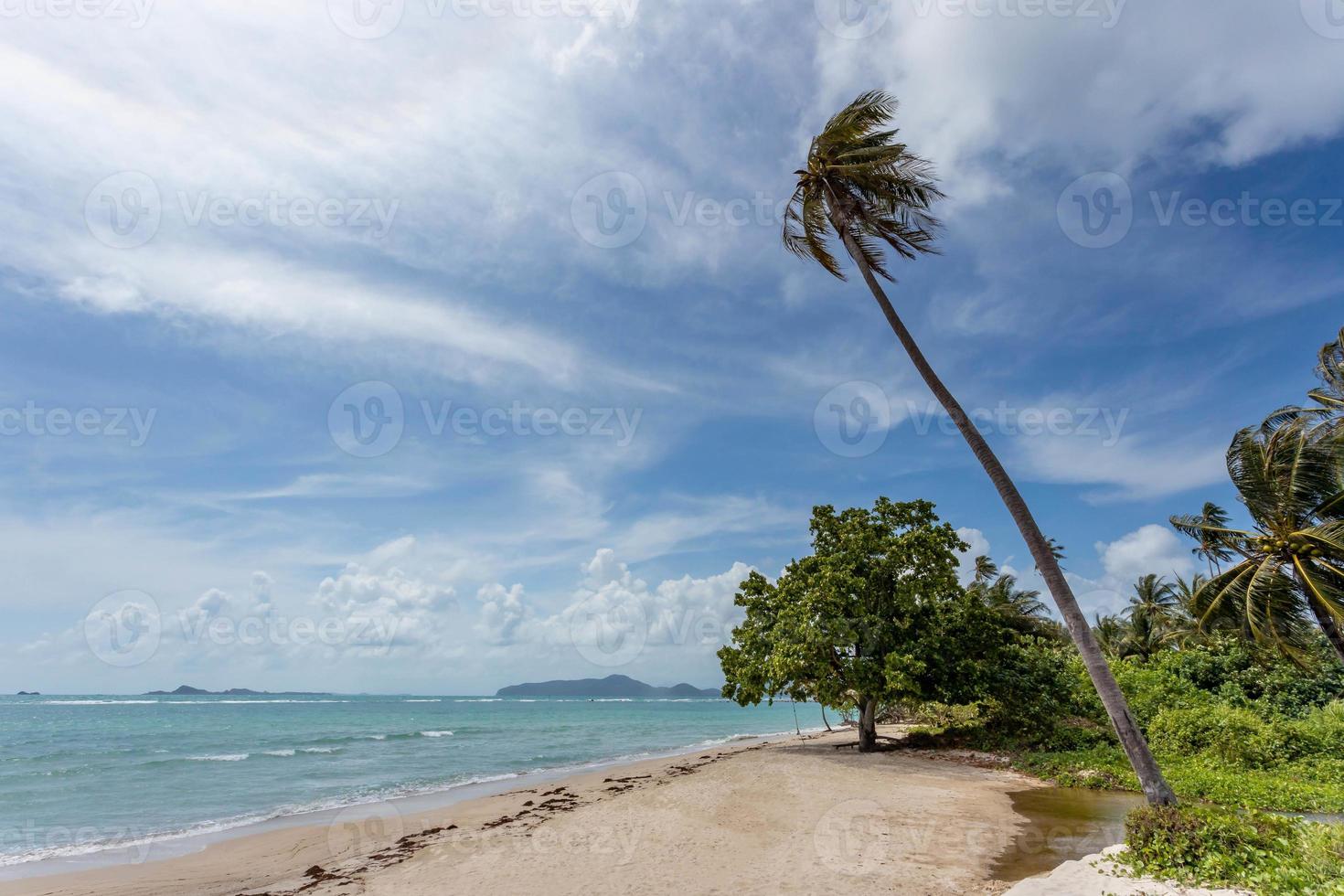 Meerblick vom tropischen Strand mit sonnigem Himmel. sommerparadiesstrand der insel koh samui. tropisches Ufer. tropisches meer in thailand. exotischer sommerstrand mit wolken am horizont. foto