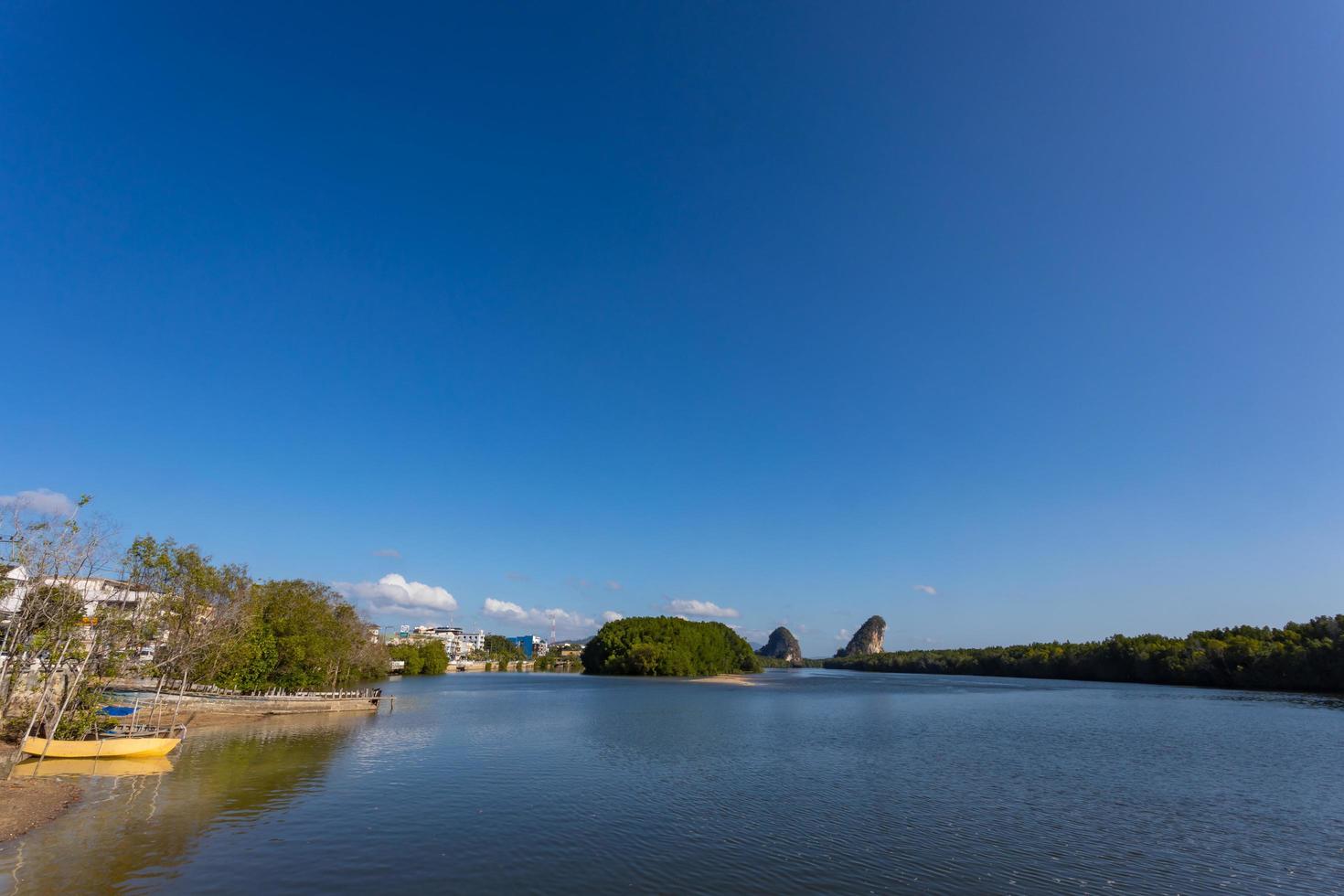 krabi, thailand - 23. januar 2020 - schöne natürliche aussicht auf den berg khao khanab nam am fluss krabi, krabi, thailand. foto