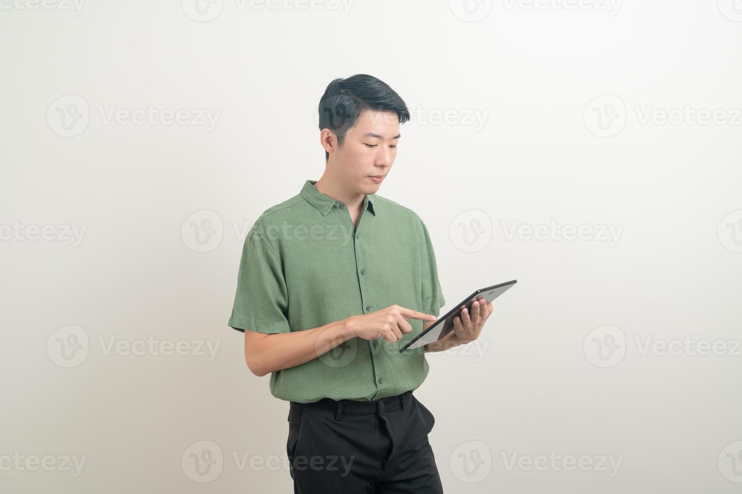 junger asiatischer Mann mit Tablet foto