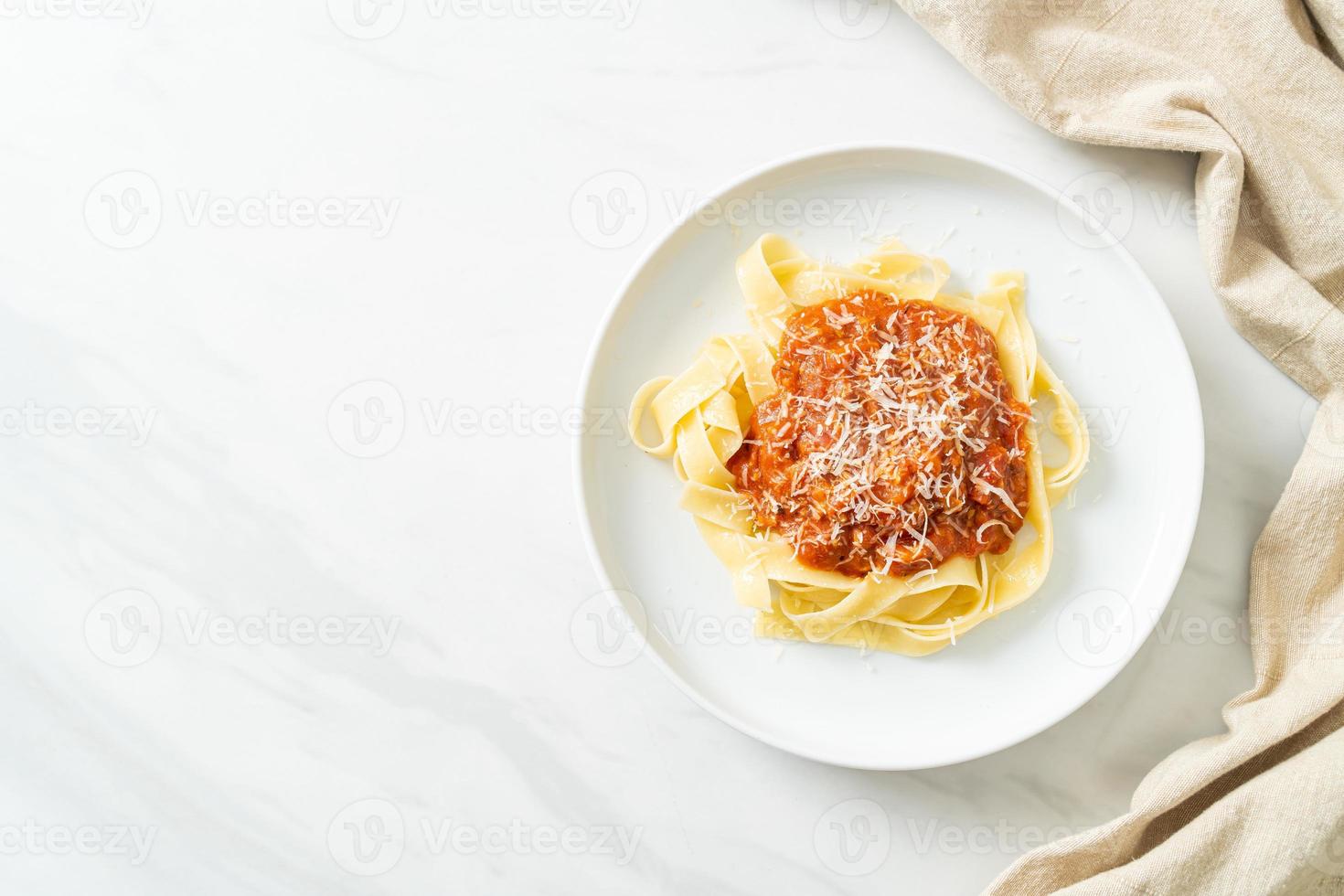 Schweinefleisch-Bolognese-Fettuccine-Nudeln mit Parmesankäse foto