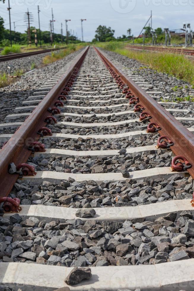 Eisenbahnschienen mit Rost auf Felsenhintergrund foto