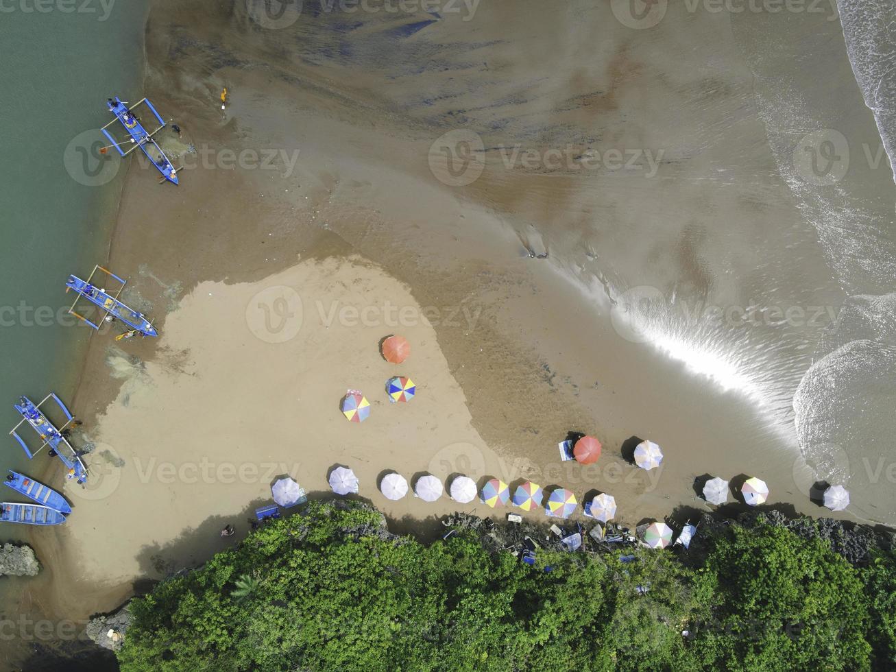 Top-Luftaufnahme von traditionellen Booten am Lagunenstrand in Indonesien foto