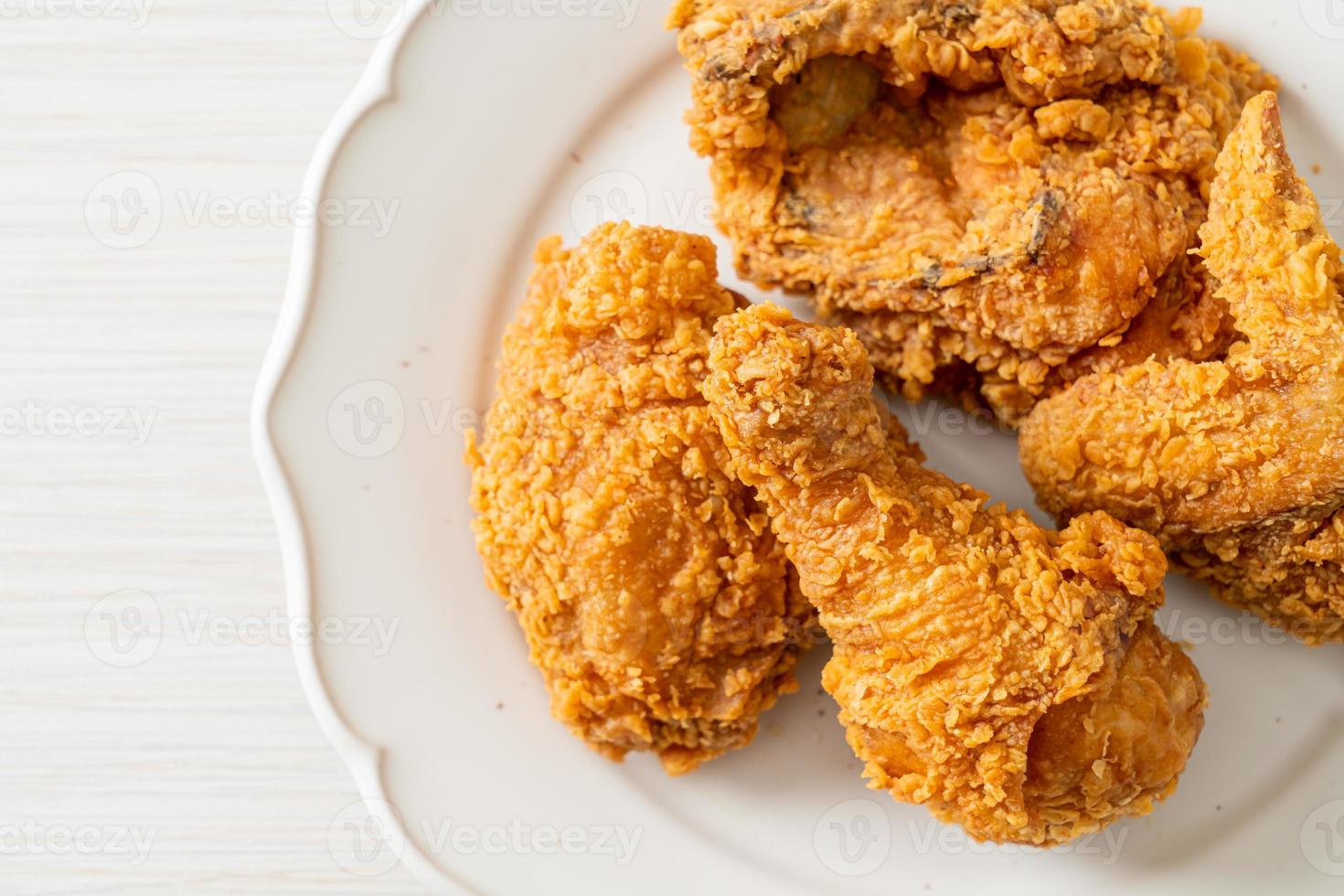 Brathähnchen mit Ketchup auf dem Teller foto