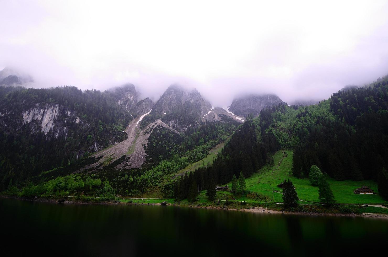 See mit Bergen und Nebel foto