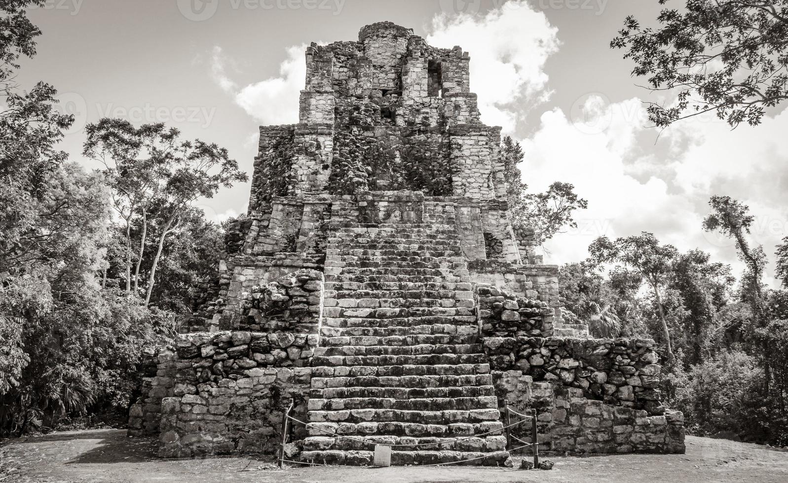 alte Maya-Stätte mit Tempelruinen Pyramidenartefakten Muyil Mexiko. foto