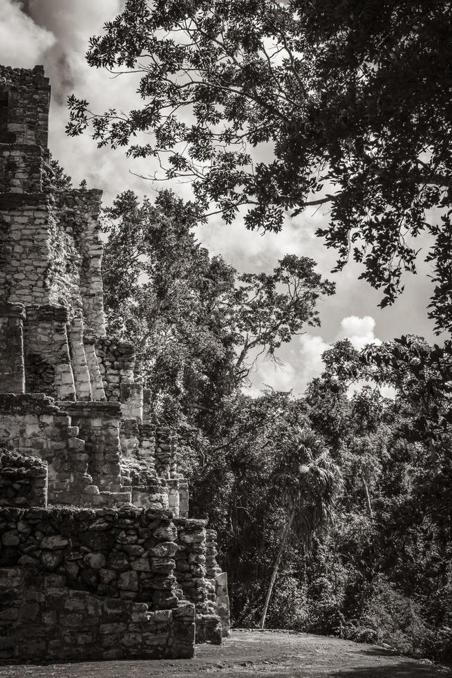 alte Maya-Stätte mit Tempelruinen Pyramidenartefakten Muyil Mexiko. foto