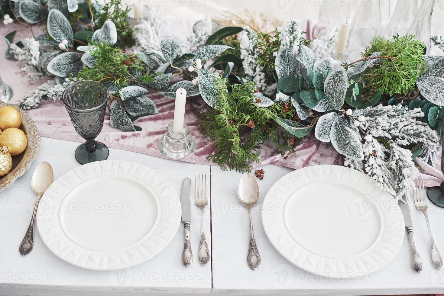 Tisch serviert für Weihnachtsessen im Wohnzimmer, Draufsicht foto