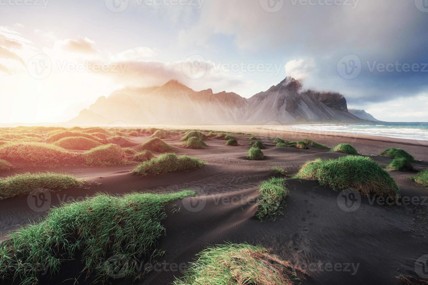 fantastisch westlich der berge und vulkanischen lavasanddünen am strand stokksness, island foto