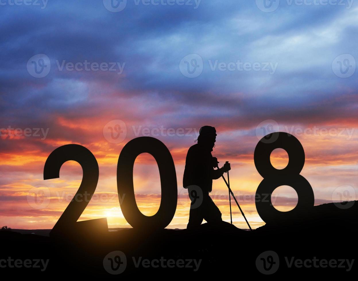 Silhouette junger Wanderer Mann für 2018 Neujahr Hintergrund des Sonnenuntergangs foto