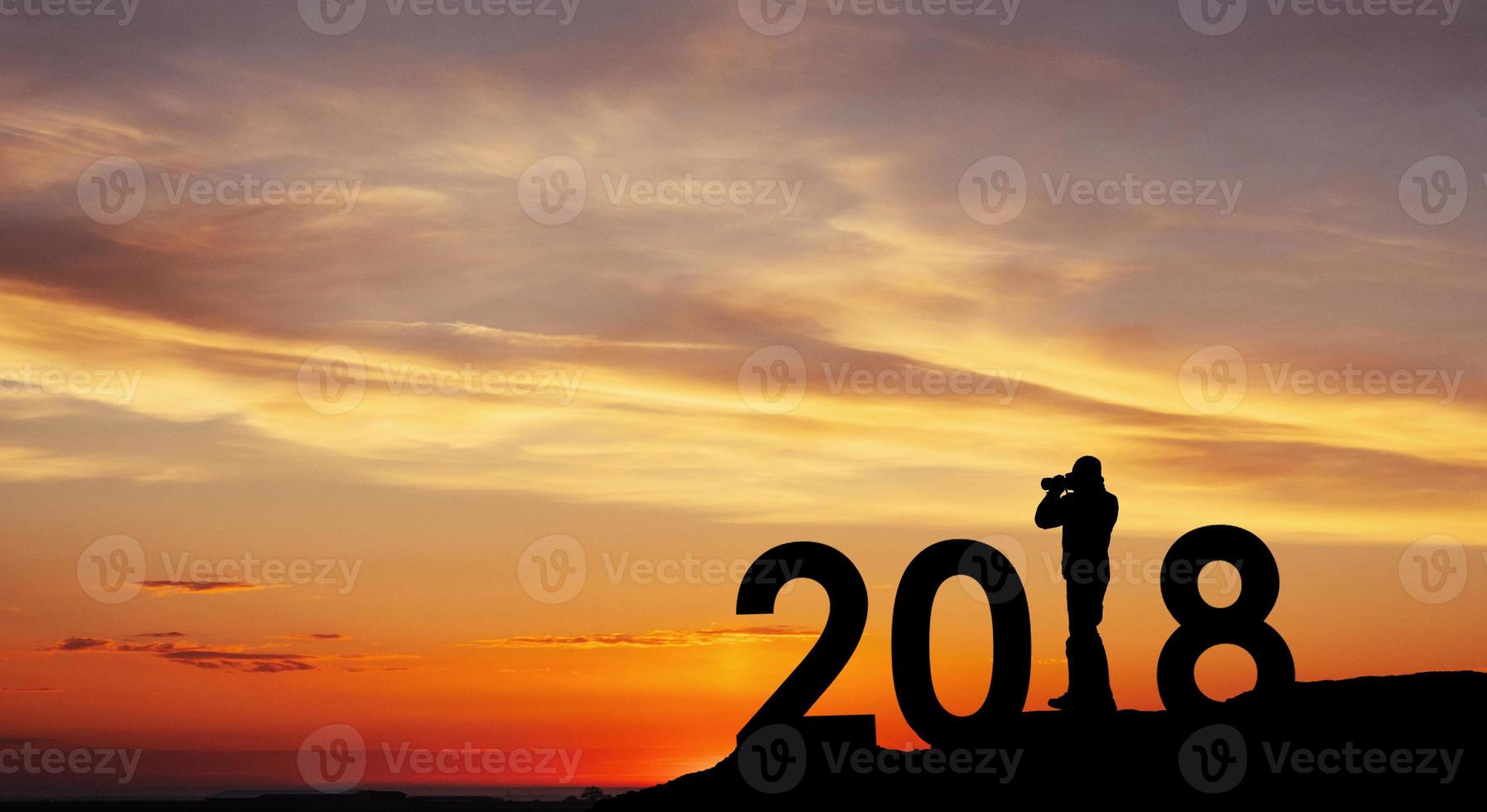 Silhouette junger Fotograf für 2018 Neujahr Hintergrund des Sonnenuntergangs foto
