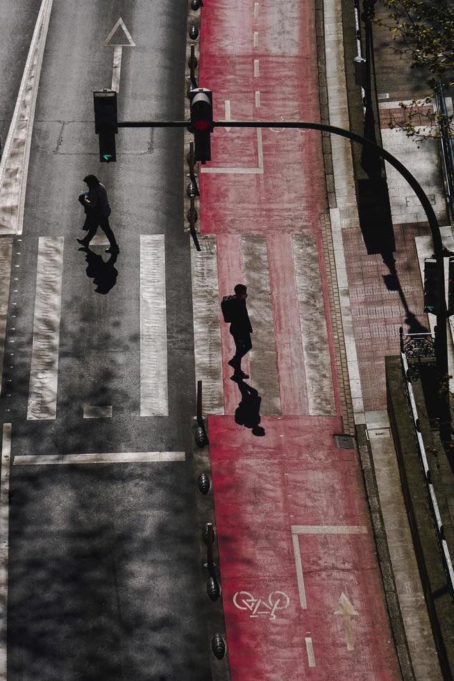 leute, die auf der straße in bilbao city, spanien, reiseziel gehen foto