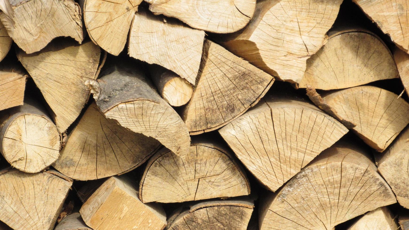 Stapel Brennholz. Gehackte Holzstämme, die im Holzstapel gestapelt sind foto