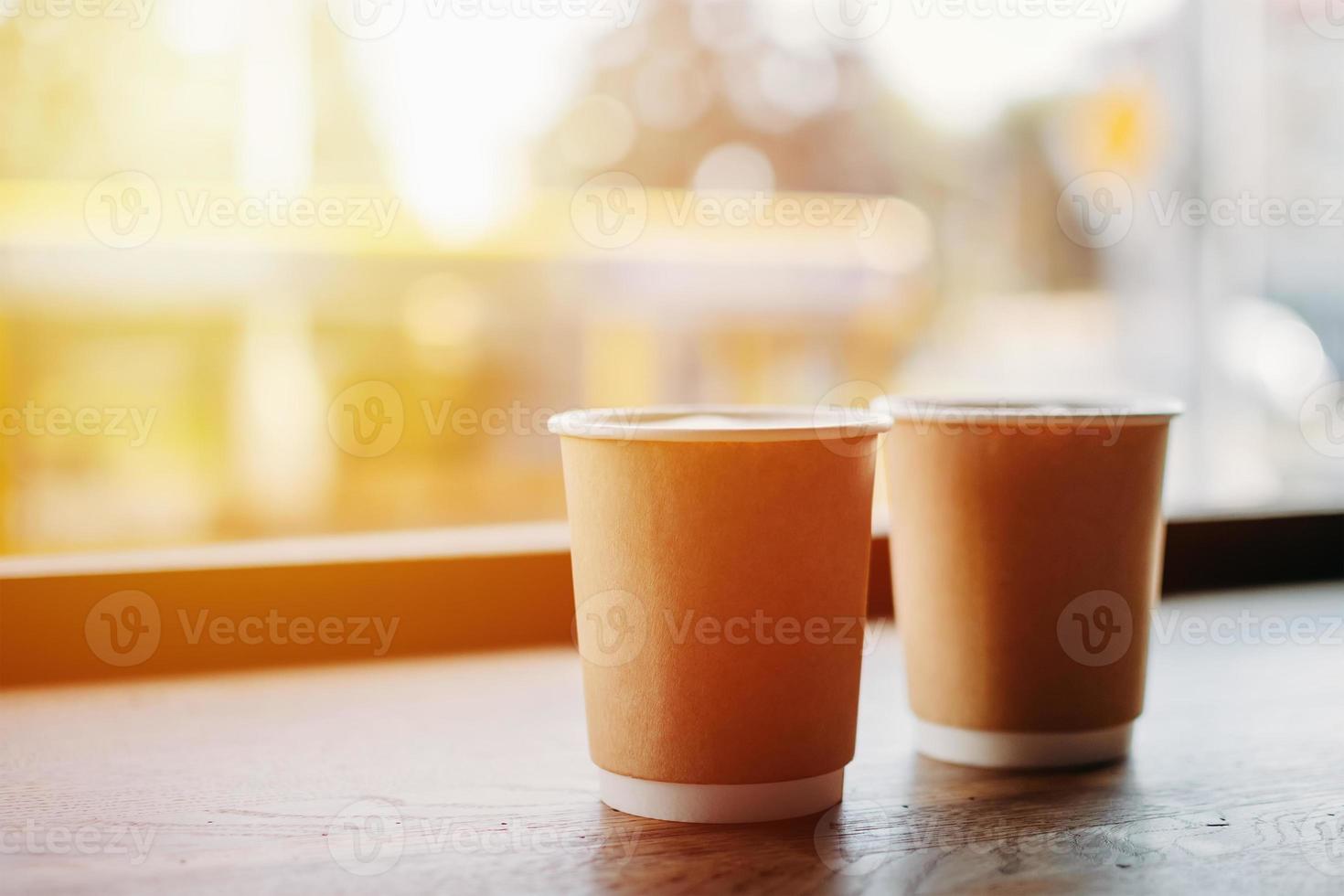 pappbecher kaffee in der nähe des fensters des cafés foto