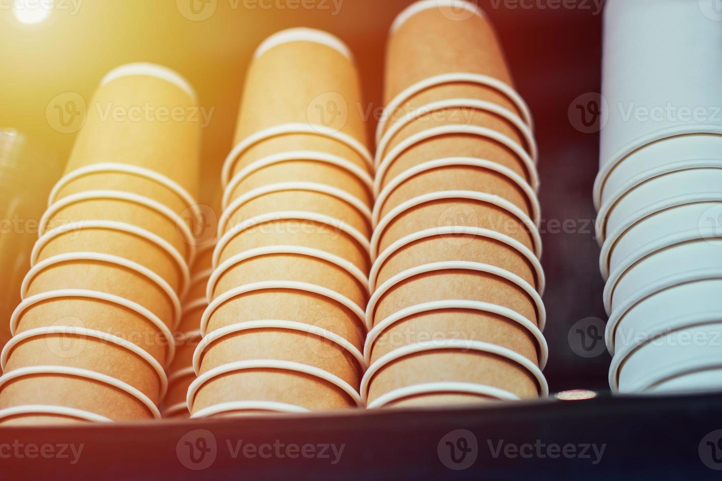 verschiedene Kaffeetassen in einem Stapel gestapelt foto