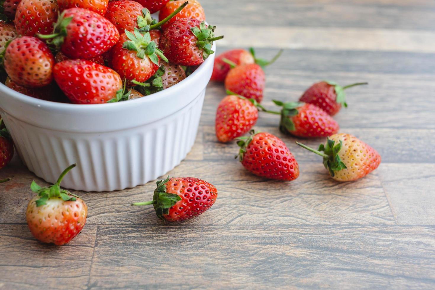 Erdbeere ist eine süße Frucht auf Schüssel foto