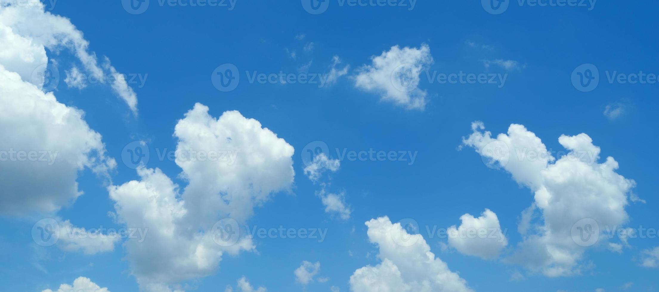 Wolken am blauen Himmel. klarer Himmel. weiße Wolken im schönen blauen Himmel. blauer Himmel mit weißen Wolken im Hintergrund. weiße flaumige Wolken im blauen Himmel. foto