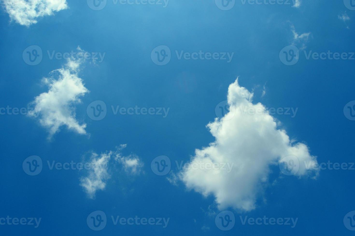 Wolken am blauen Himmel. klarer Himmel. weiße Wolken im schönen blauen Himmel. blauer Himmel mit weißen Wolken im Hintergrund. weiße flaumige Wolken im blauen Himmel. foto