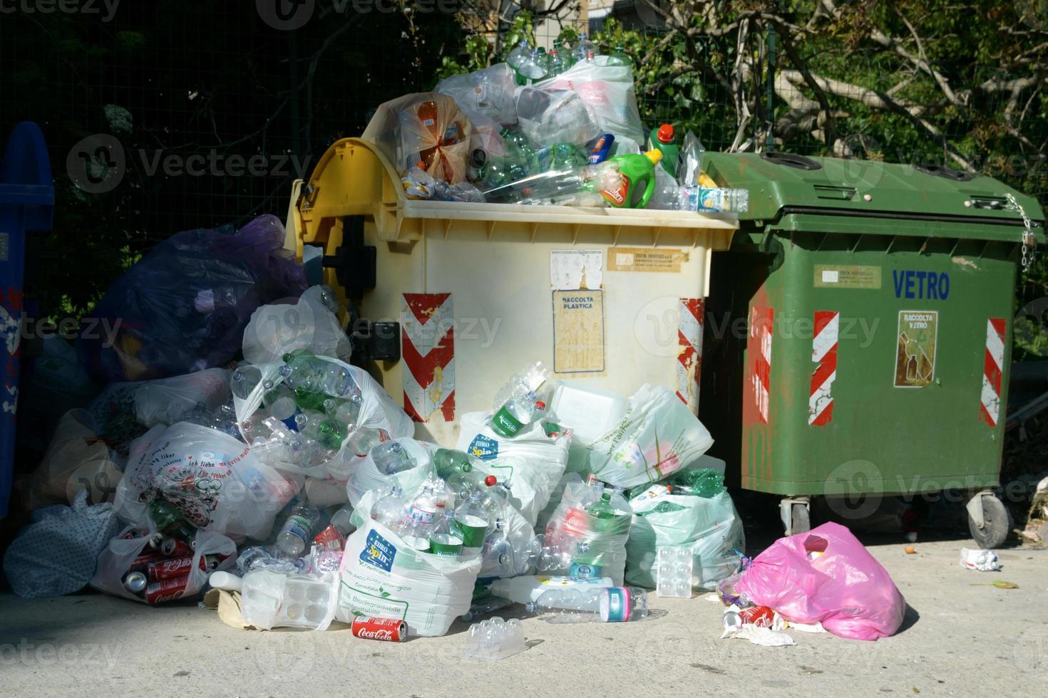 Kommunale Mülleimer mit Plastik- und Aluminiumabfällen, die mit Containern überquellen. Kommunalabfälle quellen mit Containern über. foto