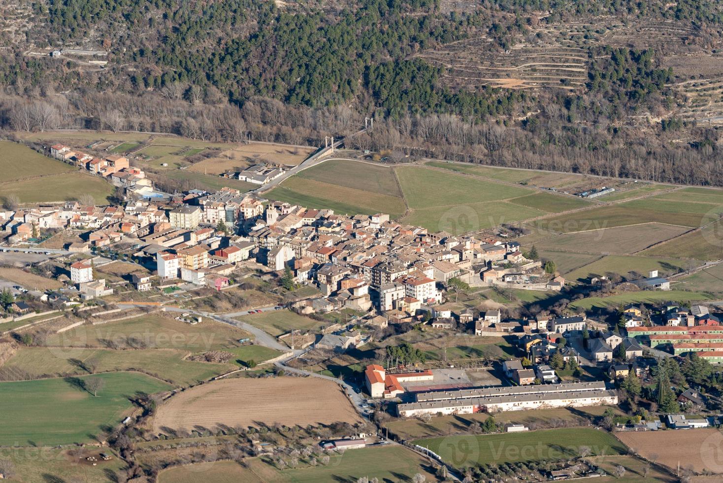 stadtbild von organya in den bergen der katalanischen pyrenäen foto