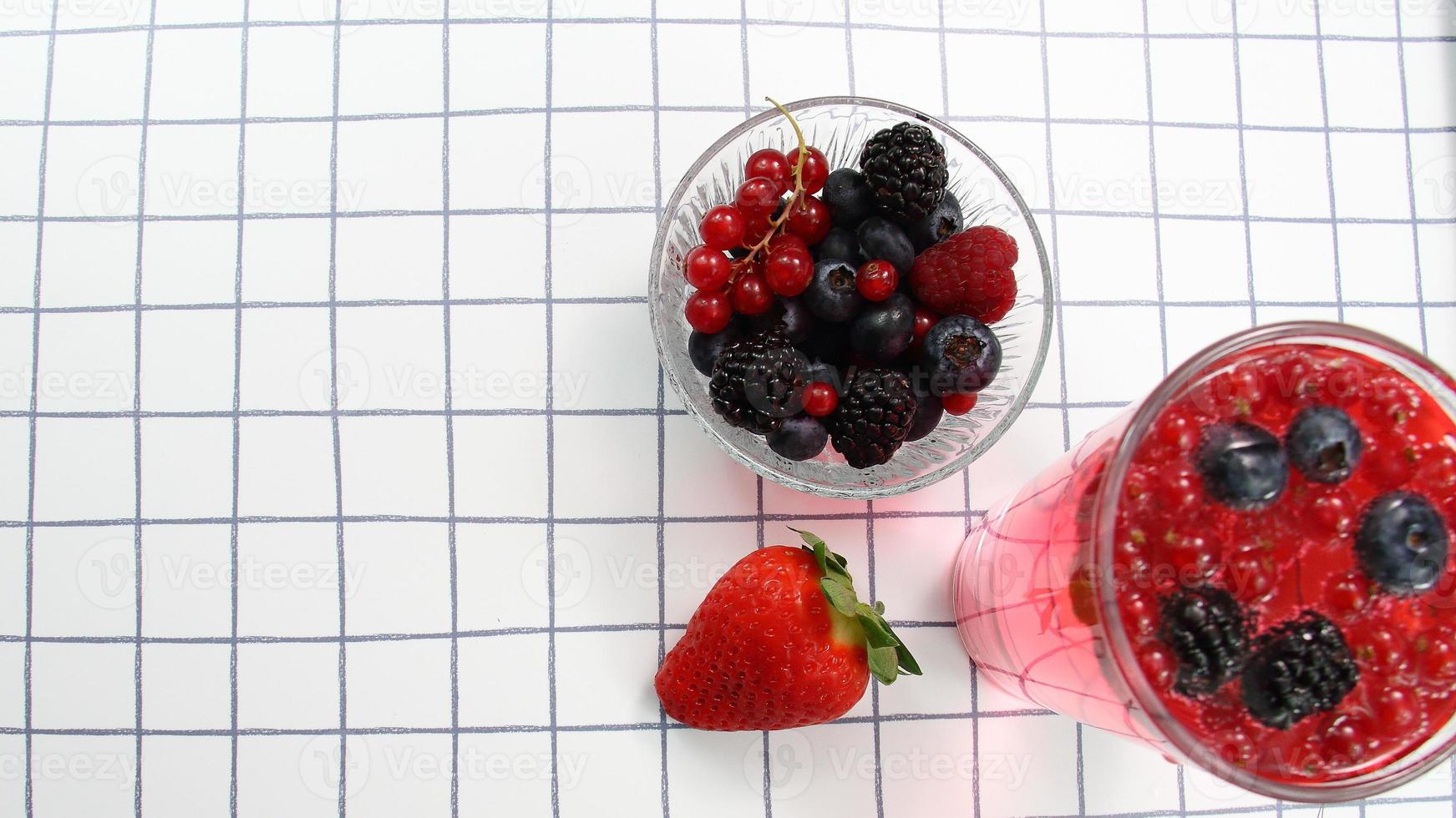 Tee aus frischen Früchten, Beeren und Erdbeergetränk foto