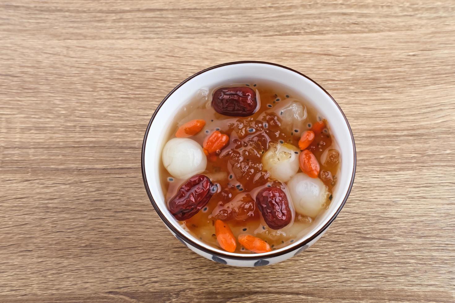 chinesische küche, eine schüssel pfirsichkaugummi. Pfirsichgummi ist ein traditionelles chinesisches Getränk, das Pfirsichgummi, Vogelnest, rote Datteln, Schneepilz, Goji-Beere und Kandiszucker enthält. foto